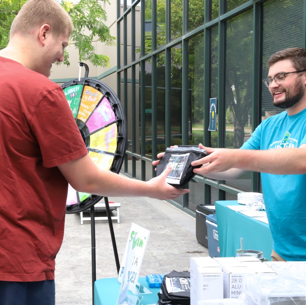 Student wins CWI lunchbox at welcome back event