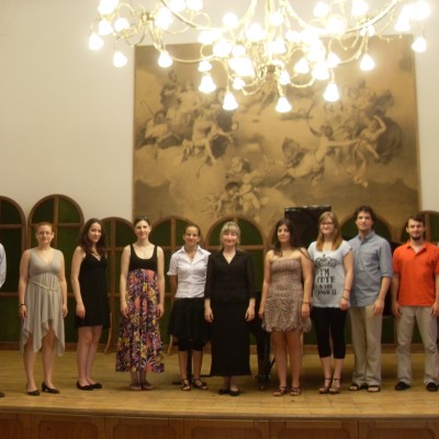 Svetlana Nagachevskaya-Maddox with students at Liszt University.