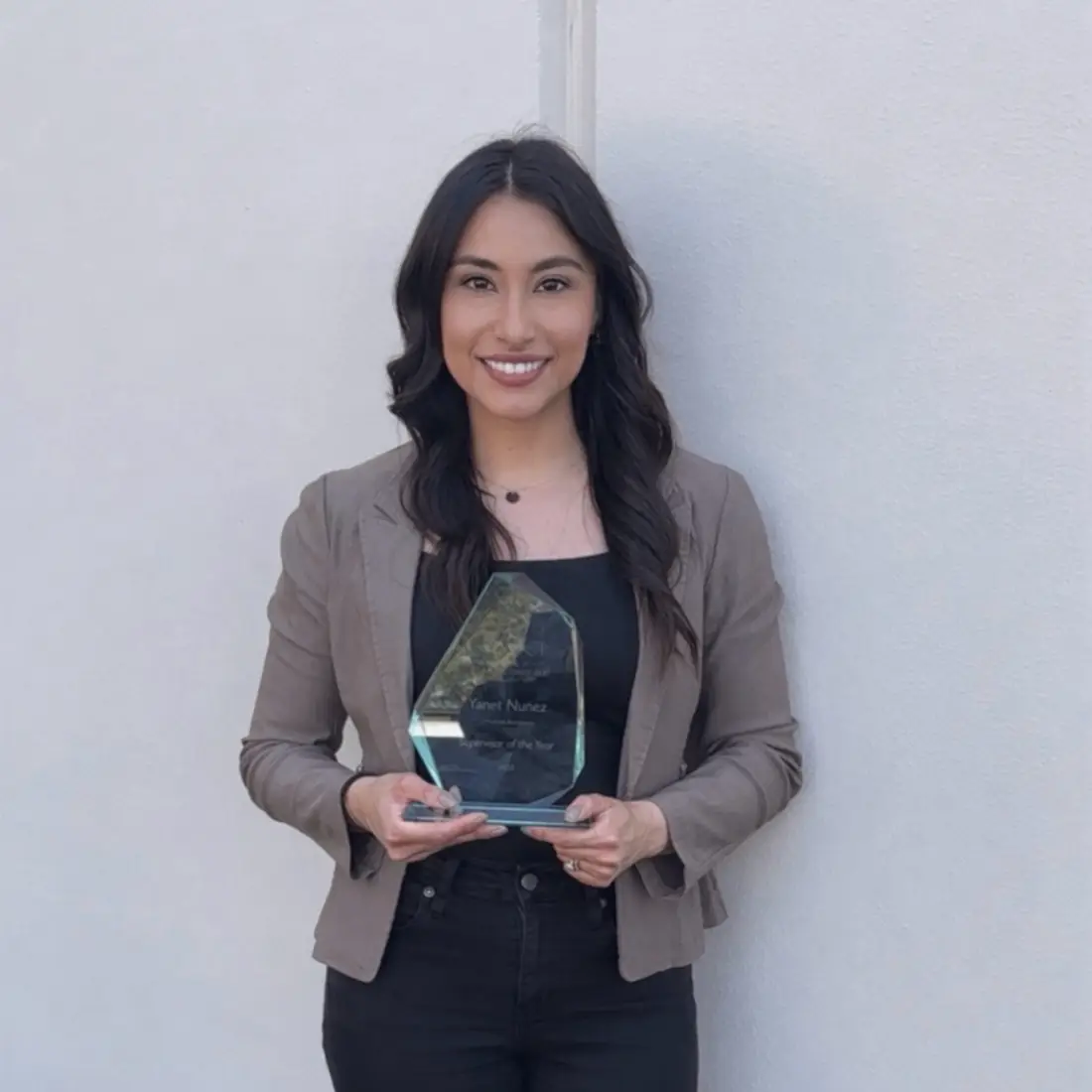 picture of Yanet Nuñez with award