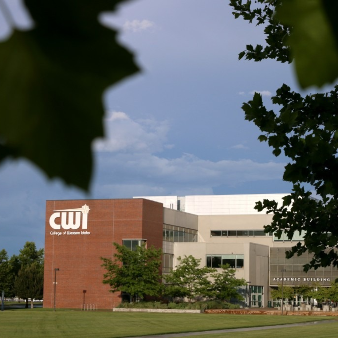 Plan to join us Saturday, May 16, to honk, clap, and cheer on our 2020 Nursing graduates during this year’s pinning ceremony.