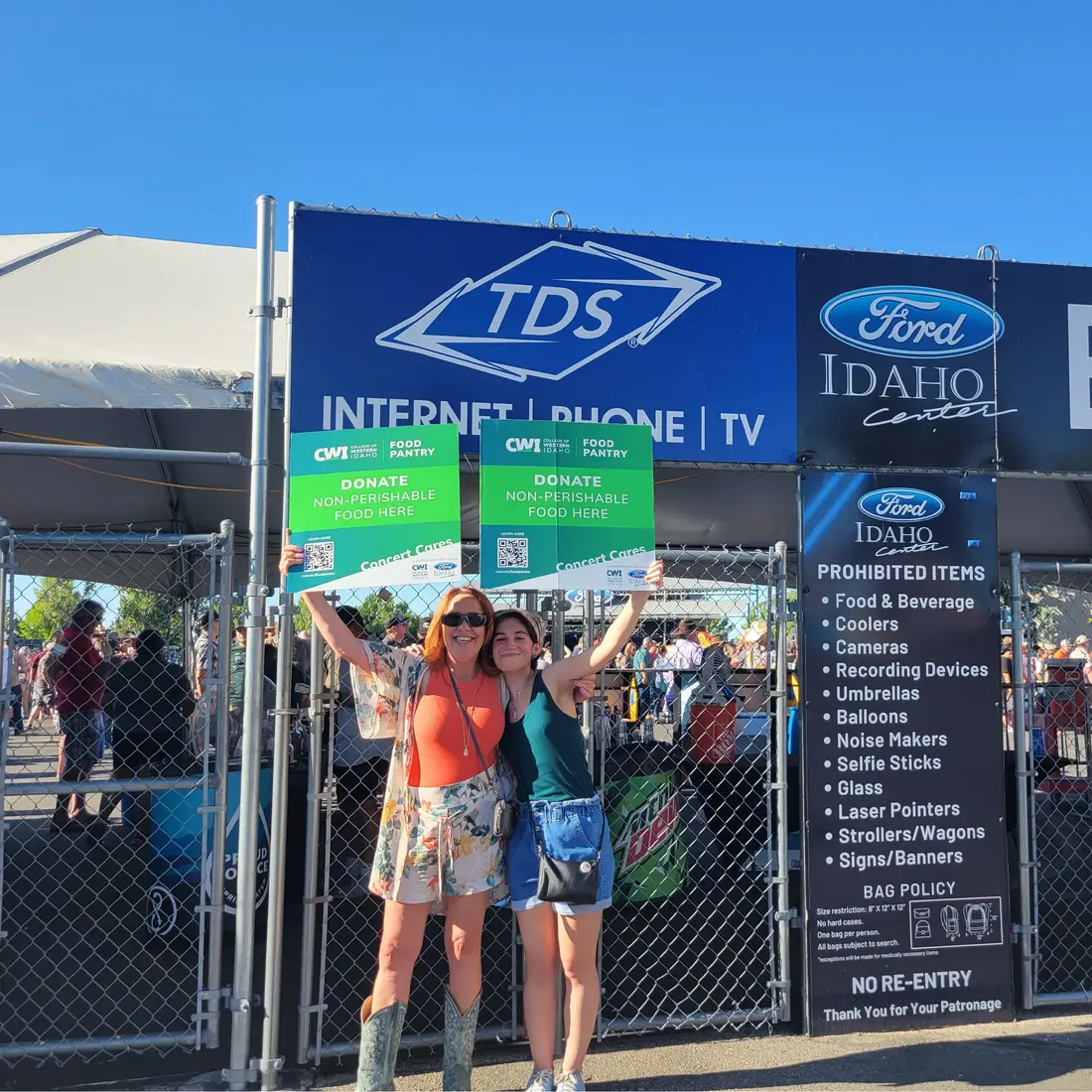 Concert volunteers Laura and Mila