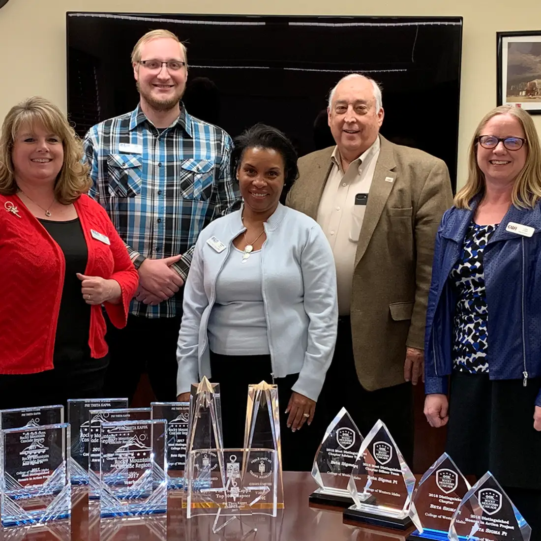 Members of Phi Theta Kappa presenting awards to President Glandon
