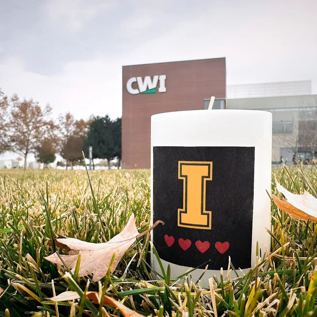 Candle for U of I in front of CWI building
