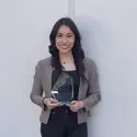 picture of Yanet Nuñez with award