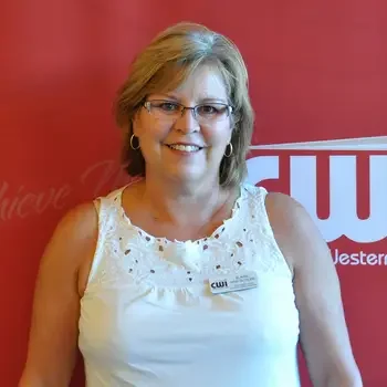 Headshot of Elaine Holmes