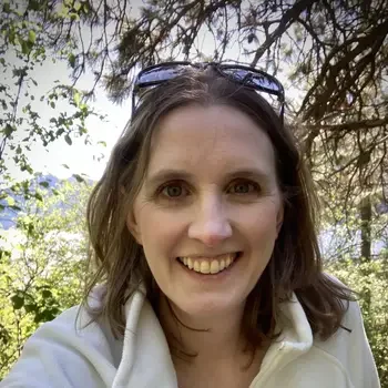 Headshot of Elizabeth Bakie