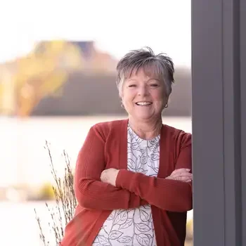 Headshot of Kim Bettencourt