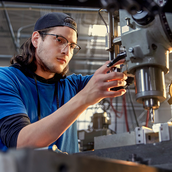 Machine Tool student in lab