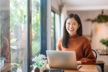 Student at computer in coffee shop