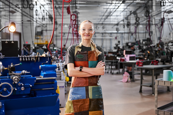 Machine Tool student in lab