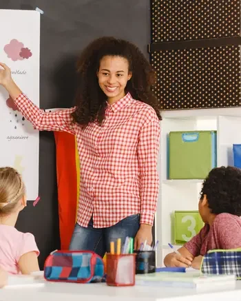 Spanish teacher presenting to a classroom of young students