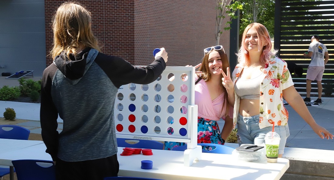 CWI Students playing connect four at Welcome Picnic